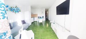 TV a/nebo společenská místnost v ubytování Beautiful apartment Sonneland Maspalomas