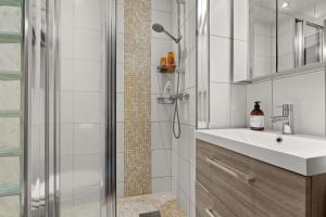 een badkamer met een wastafel en een douche bij Hegdehaugsveien 1 in Oslo