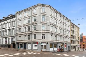 a large white building on the corner of a street at Hegdehaugsveien 1 in Oslo