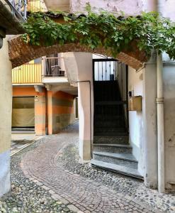 un edificio con un arco y escaleras en una calle en Casa del borghetto, en Intra