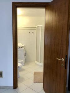 baño con aseo y puerta de madera en Casa del borghetto, en Intra