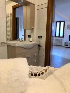 Baño blanco con lavabo y espejo en Casa del borghetto, en Intra