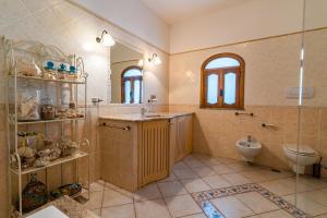 a large bathroom with a sink and a toilet at La Sovrana in Praiano