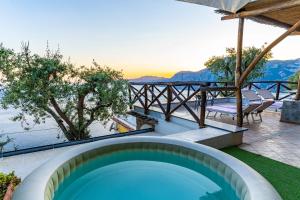 - une piscine dans une maison avec vue sur l'océan dans l'établissement La Sovrana, à Praiano