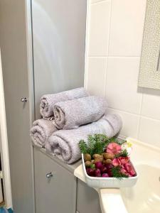 a bathroom with towels and a bowl of fruit on a toilet at Apartament Deluxe in Jelenia Góra