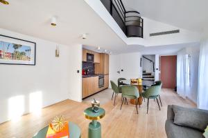 salon i jadalnia ze stołem i krzesłami w obiekcie 43 Mezzanine 5Pers Madeleine Gallerie La Fayette w Paryżu