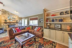 O bucătărie sau chicinetă la Holiday Island Home Hot Tub and Wood Stove!