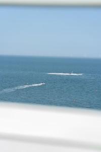 Un paio di persone nell'acqua dell'oceano di Luxury Duplex Penthouse on the Beach with Panoramic Sea Views a Herne Bay