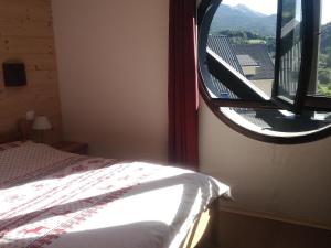 sypialnia z łóżkiem i oknem z widokiem w obiekcie Appartement Villard-de-Lans, 3 pièces, 6 personnes - FR-1-515-130 w mieście Villard-de-Lans