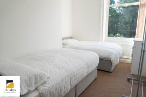 Duas camas num quarto com uma janela em 2 Bedrooms with 4 beds - sleeps 6 em Sunderland