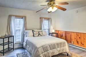 Llit o llits en una habitació de Cozy Lake Luzerne Getaway with Fire Pit!