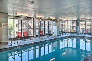 - une piscine avec des chaises, des tables et des fenêtres dans l'établissement Resort-Style Condo with Lake Chelan and Mtn Views, à Chelan