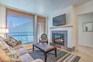 - un salon avec un canapé et une cheminée dans l'établissement Resort-Style Condo with Lake Chelan and Mtn Views, à Chelan