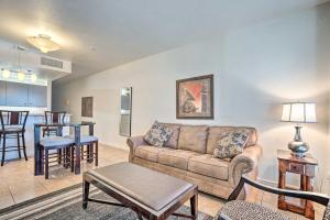 Posezení v ubytování Resort-Style Condo with Lake Chelan and Mtn Views