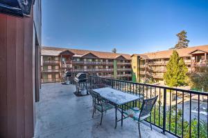 - un balcon avec une table, des chaises et un grill dans l'établissement Resort-Style Condo with Lake Chelan and Mtn Views, à Chelan