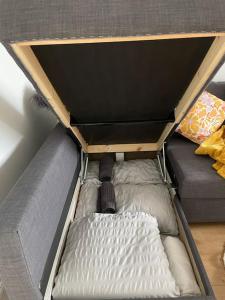 Cama pequeña en habitación con sofá en Loft apartment in Joppa en Edimburgo