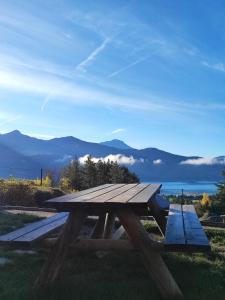 - une table de pique-nique avec vue sur les montagnes dans l'établissement chambre 2 vue lac av piscine, à Prunières