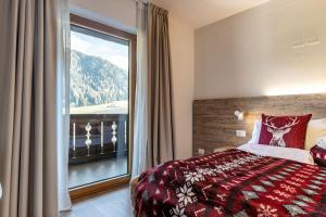 Letto o letti in una camera di Hotel Kronplatzer Hof