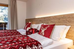 Letto o letti in una camera di Hotel Kronplatzer Hof