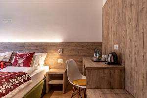 Letto o letti in una camera di Hotel Kronplatzer Hof