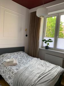 1 dormitorio con 1 cama con 2 toallas en Apartament Centrum Marszałkowska 28 - pl. Zbawiciela, en Varsovia