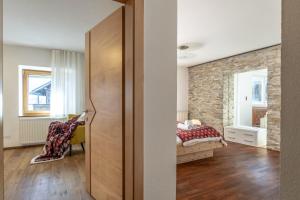 Letto o letti in una camera di Hotel Kronplatzer Hof