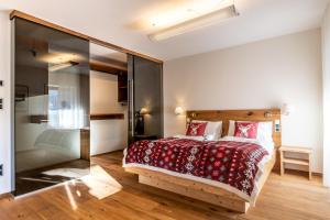 Letto o letti in una camera di Hotel Kronplatzer Hof