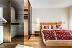 Letto o letti in una camera di Hotel Kronplatzer Hof