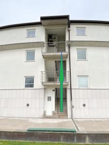 un bâtiment avec une flèche verte sur son côté dans l'établissement Luxury Marina View Apartment Izola, à Izola