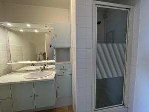 Koupelna v ubytování Appartement Jullouville, 3 pièces, 4 personnes - FR-1-361-91