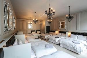 Ein Bett oder Betten in einem Zimmer der Unterkunft The V.I.P Suite - Sleeps 24! Best for large groups