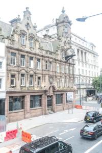 ein großes Gebäude mit einer Uhr darüber in der Unterkunft The V.I.P Suite - Sleeps 24! Best for large groups in Liverpool