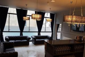 Ein Sitzbereich in der Unterkunft The V.I.P Suite - Sleeps 24! Best for large groups