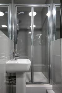Ein Badezimmer in der Unterkunft The V.I.P Suite - Sleeps 24! Best for large groups