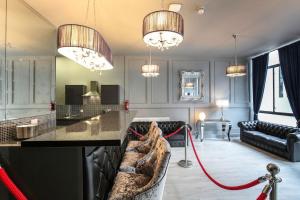 ein Wohnzimmer mit einer Bar mit einem roten Schlauch in der Unterkunft The V.I.P Suite - Sleeps 24! Best for large groups in Liverpool
