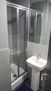 Ein Badezimmer in der Unterkunft The V.I.P Suite - Sleeps 24! Best for large groups