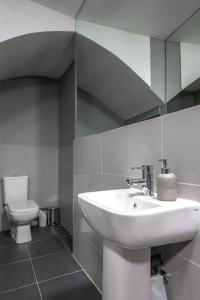 Ein Badezimmer in der Unterkunft The V.I.P Suite - Sleeps 24! Best for large groups