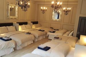 Ein Bett oder Betten in einem Zimmer der Unterkunft The V.I.P Suite - Sleeps 24! Best for large groups