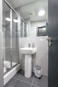 Ein Badezimmer in der Unterkunft The V.I.P Suite - Sleeps 24! Best for large groups