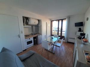 - un salon avec un canapé et une table dans l'établissement Appartement Seignosse, 2 pièces, 4 personnes - FR-1-239-107, à Seignosse