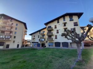 un bâtiment avec un arbre en face dans l'établissement Appartement Seignosse, 2 pièces, 4 personnes - FR-1-239-107, à Seignosse