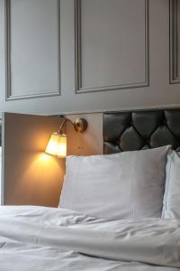 Ein Bett oder Betten in einem Zimmer der Unterkunft The V.I.P Suite - Sleeps 24! Best for large groups