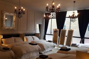 Ein Bett oder Betten in einem Zimmer der Unterkunft The V.I.P Suite - Sleeps 24! Best for large groups