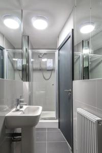 ein Badezimmer mit Waschbecken und Dusche in der Unterkunft The V.I.P Suite - Sleeps 24! Best for large groups in Liverpool + 37 Fotos