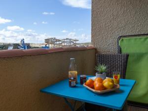 ein Tablett mit Obst auf einem Tisch auf einem Balkon in der Unterkunft Studio Seignosse, 1 pièce, 2 personnes - FR-1-239-150 in Seignosse