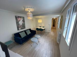 sala de estar con sofá azul y mesa en Vivienda acogedora y moderna en pleno centro de Burgos, en Burgos