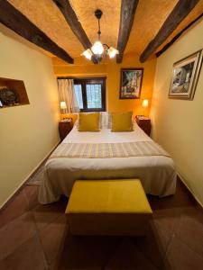 Ein Bett oder Betten in einem Zimmer der Unterkunft El Molí de Pontons suites con jacuzzi spa