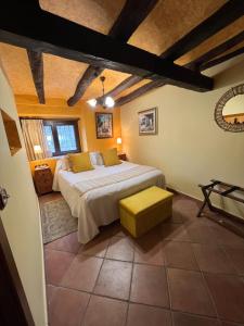 Ein Bett oder Betten in einem Zimmer der Unterkunft El Molí de Pontons suites con jacuzzi spa