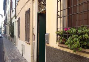 un edificio con una finestra con fiori su una strada di B&b Art Boutique a Mantova