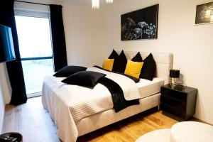 een slaapkamer met een bed met gele en zwarte kussens bij Ferienwohnung Deluxe Sattendorf in Sattendorf